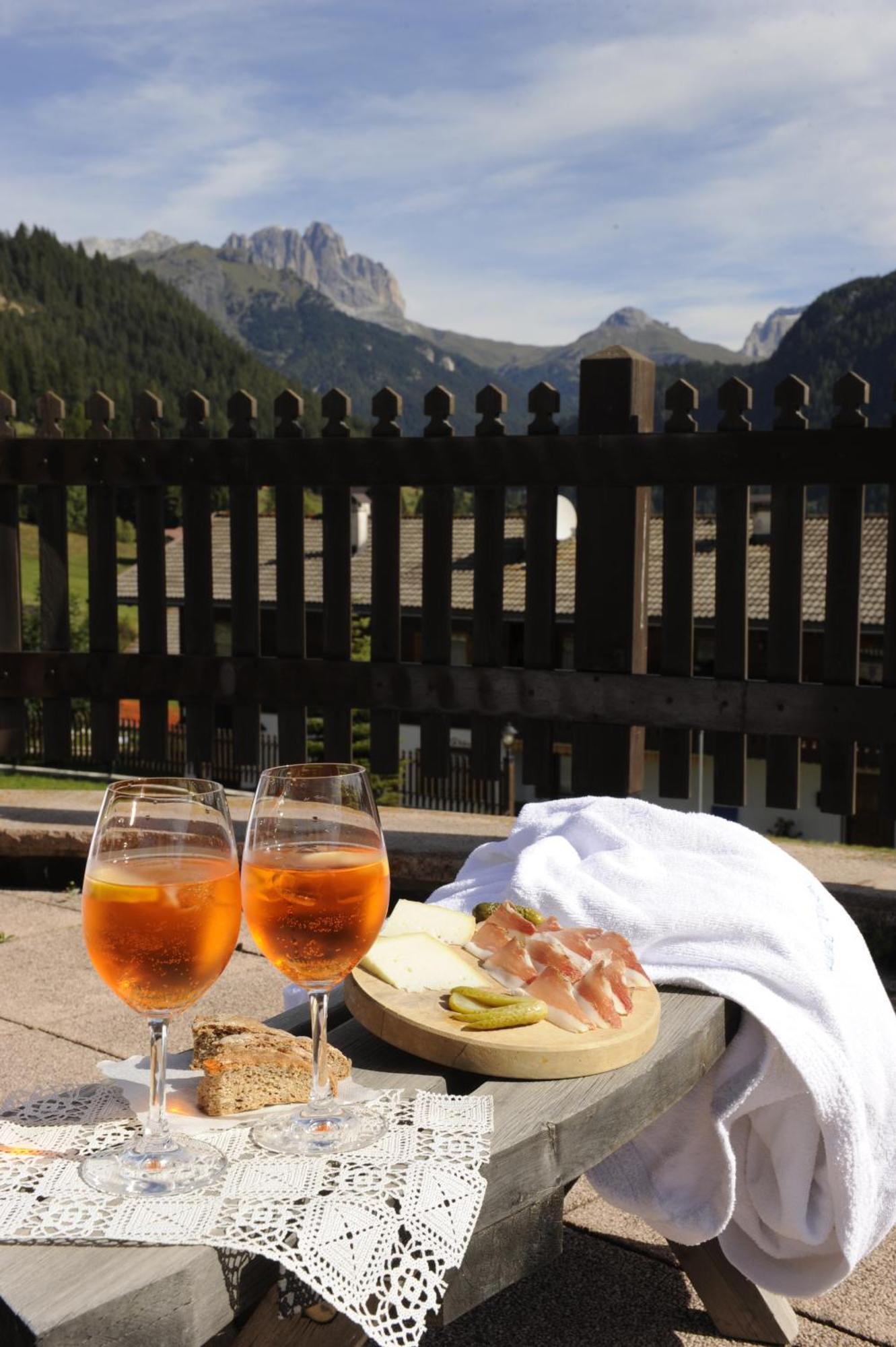 Alpine Touring Hotel-Petfriendly Pozza di Fassa Exterior foto